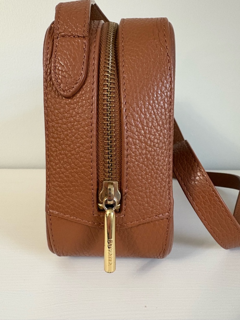 Cuyana Italian Pebbled Leather Camera Bag in Caramel | Minimalist Essential - Picture 5 of 9